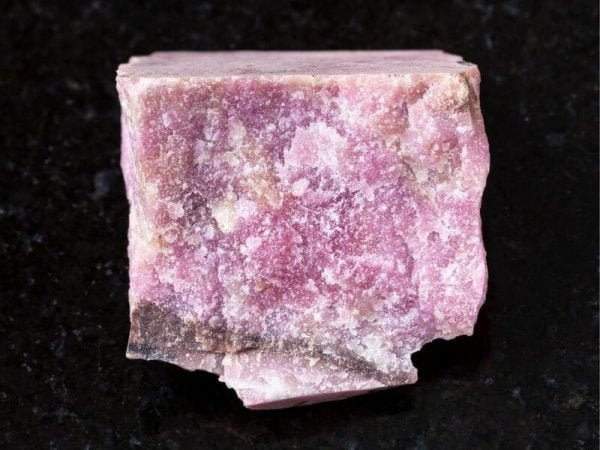 Rhodonite : Vertus de la Pierre, Propriétés et Bienfaits