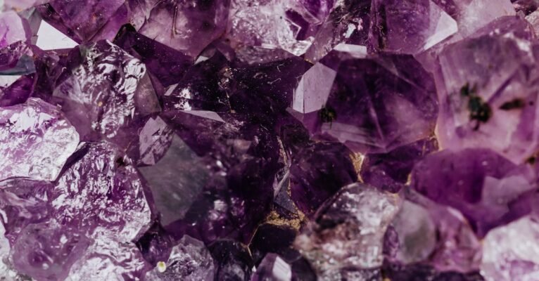 découvrez tout sur l'améthyste, une pierre précieuse violette aux nombreuses propriétés apaisantes et bienfaits spirituels. trouvez des informations sur son histoire, sa signification et ses utilisations dans la bijouterie et la lithothérapie.