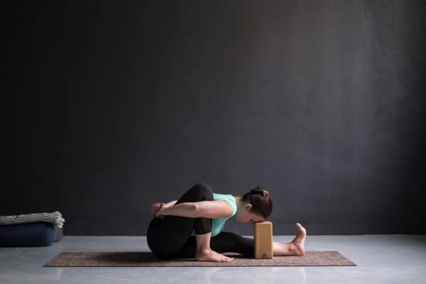 Posture du sage Marichi : un yoga pour renforcer vos abdominaux et gagner en flexibilité après 50 ans - Uncategorized - Yogazen