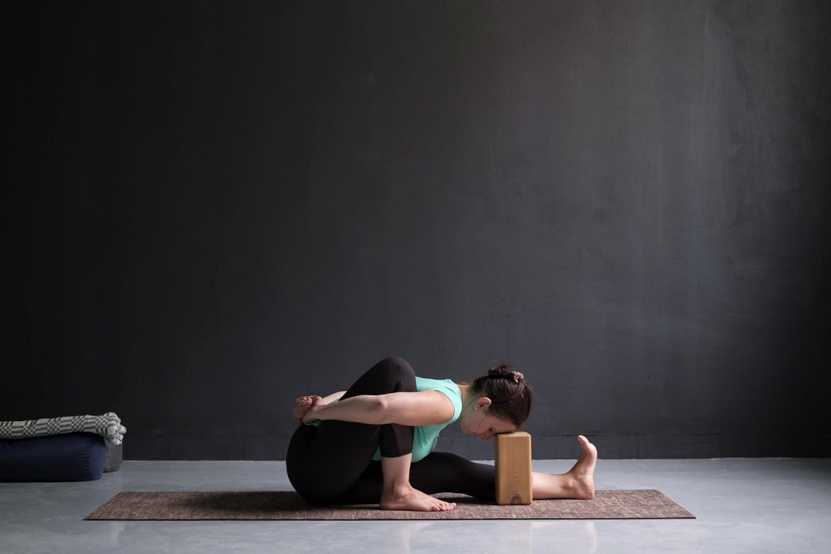 Posture du sage Marichi : un yoga pour renforcer vos abdominaux et gagner en flexibilité après 50 ans - Uncategorized - Yogazen