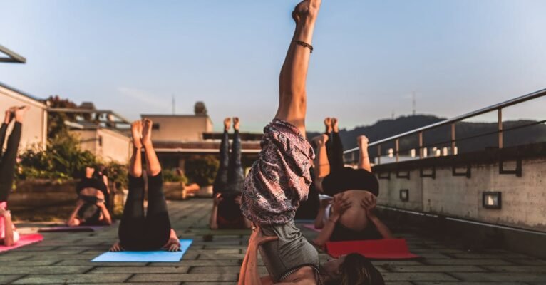 découvrez les bienfaits du yoga pour le corps et l'esprit. pratiquez des postures variées, améliorez votre flexibilité et réduisez le stress grâce à des séances adaptées à tous les niveaux.