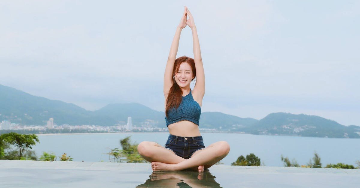 découvrez l'univers apaisant du yoga : améliorez votre bien-être physique et mental, explorez différentes pratiques adaptées à tous les niveaux et trouvez l'équilibre intérieur pour une vie plus sereine.