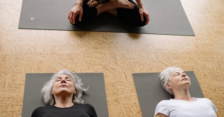 découvrez le yoga réparateur, une pratique douce et apaisante qui favorise la relaxation, la restauration du corps et l'équilibre mental. idéal pour réduire le stress et revitaliser votre énergie, le restorative yoga combine des postures soutenues avec des accessoires pour un profond lâcher-prise.