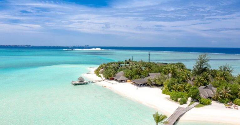 découvrez un havre de paix aux influences polynésiennes, où la nature luxuriante, le sable doré et les eaux turquoise s'harmonisent pour offrir une expérience inoubliable. plongez dans un monde de détente et d'évasion au cœur de votre propre oasis polynésienne.