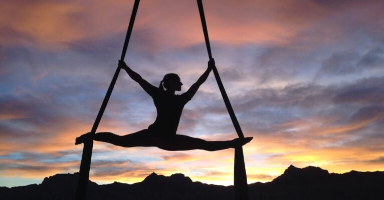 découvrez les bienfaits du yoga pour le corps et l'esprit. pratiquez des postures apaisantes, améliorez votre flexibilité et trouvez votre paix intérieure grâce à nos conseils et tutoriels adaptés à tous les niveaux.