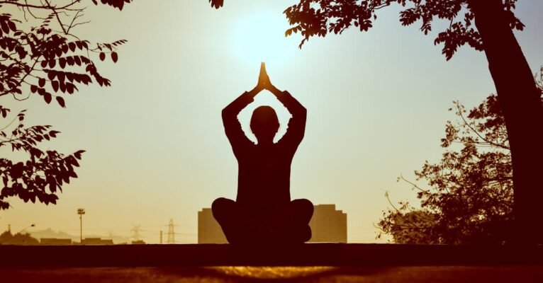 découvrez le yoga nidra, une pratique de relaxation profonde qui vous guide vers un état de méditation consciente. explorez les bienfaits de cette méthode transformative pour apaiser l'esprit, réduire le stress et favoriser un sommeil réparateur.