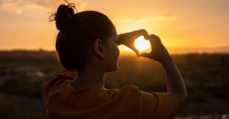 découvrez le chemin vers le bonheur avec nos conseils pratiques, nos réflexions sur la joie de vivre et des astuces pour cultiver une attitude positive au quotidien.