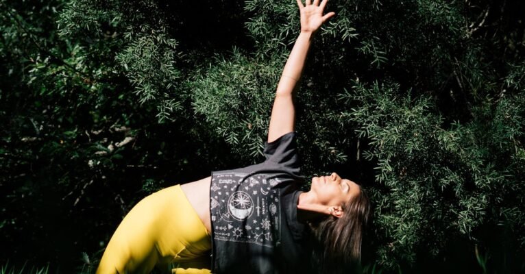 découvrez le facial yoga, une pratique innovante qui renforce les muscles du visage tout en favorisant une peau éclatante et rajeunie. apprenez des techniques simples pour réduire les rides et améliorer la circulation sanguine, tout en vous relaxant. offrez à votre visage le soin qu'il mérite !