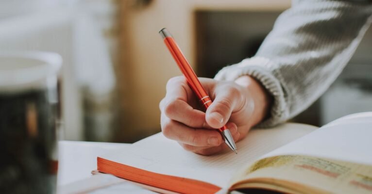 découvrez l'art de l'écriture créative avec nos conseils, exercices et techniques inspirantes. libérez votre imagination et explorez de nouveaux horizons littéraires pour donner vie à vos histoires.