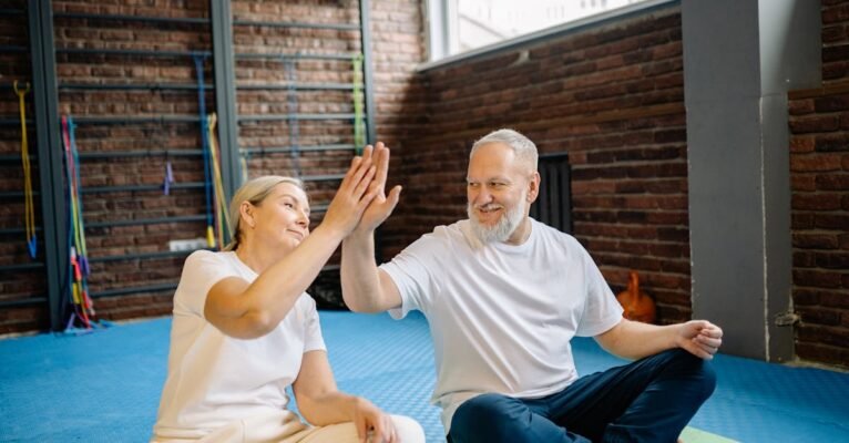 découvrez le rire yoga, une pratique unique alliant le rire à la respiration yogique pour améliorer votre bien-être physique et mental. rejoignez-nous pour libérer stress et tensions, tout en renforçant vos liens sociaux dans une ambiance joyeuse et bienveillante.