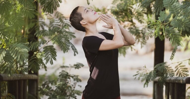 découvrez la sérénité du yoga en plein air avec nos séances d'outdoor yoga. profitez de la nature tout en renforçant votre corps et apaisant votre esprit. rejoignez-nous pour une expérience revitalisante qui allie bien-être et environnement.
