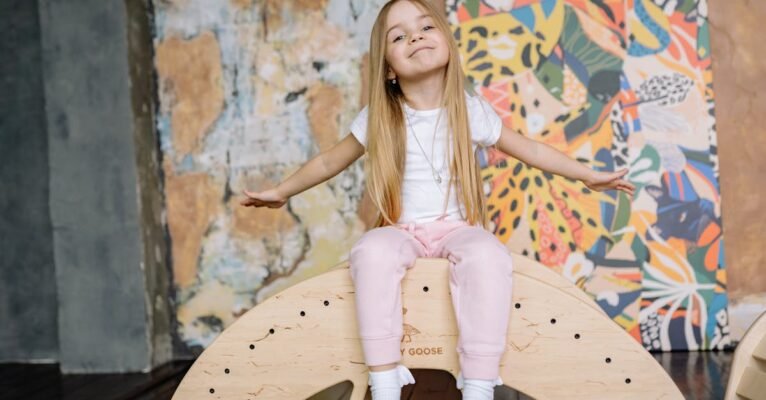 découvrez le yoga du rire, une pratique amusante qui combine des exercices de rire avec des techniques de respiration. améliorez votre bien-être mental et physique tout en vous divertissant avec des amis dans une atmosphère joyeuse et relaxante.