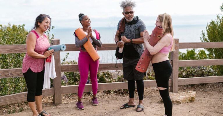 découvrez le yoga du rire, une pratique innovante qui allie exercices de rire et techniques de respiration pour réduire le stress, améliorer votre bien-être mental et renforcer les liens sociaux. rejoignez-nous pour une expérience unique qui vous fera sourire et régénérera votre esprit!