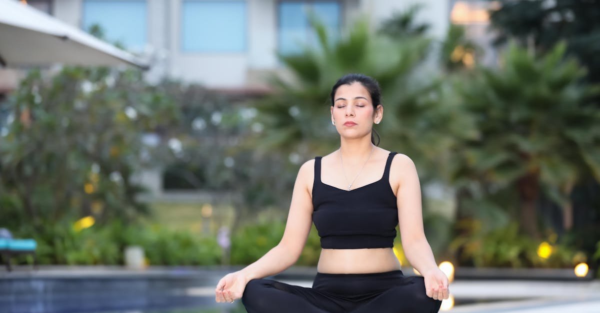 découvrez le kundalini yoga, une pratique spirituelle et physique unique qui combine postures, respiration et méditation pour éveiller votre énergie intérieure. transformez votre bien-être, boostez votre créativité et atteignez un état de sérénité et d'éveil spirituel.