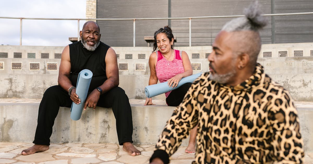 découvrez le yoga du rire, une pratique unique alliant rires et exercices de respiration pour améliorer votre bien-être mental et physique. rejoignez-nous pour une expérience joyeuse et revitalisante qui renforce les liens sociaux et réduit le stress.
