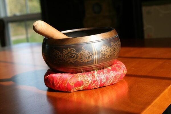 Quels sont les bienfaits du bol chantant tibétain sur le corps et l’esprit ? - Uncategorized - Yogazen
