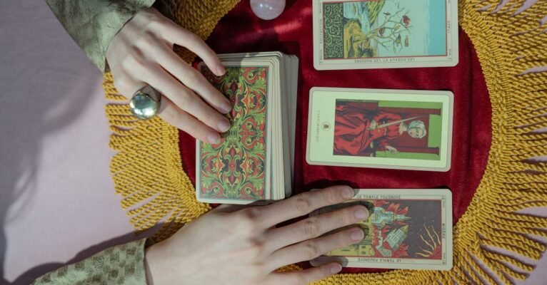 découvrez l'art de la clairvoyance, une capacité intuitive qui permet de percevoir au-delà du visible. explorez les techniques, les outils et les pratiques pour développer votre intuition et améliorer votre compréhension du monde. plongez dans un univers mystique et enrichissant, où chaque vision peut ouvrir la porte à de nouvelles perspectives.