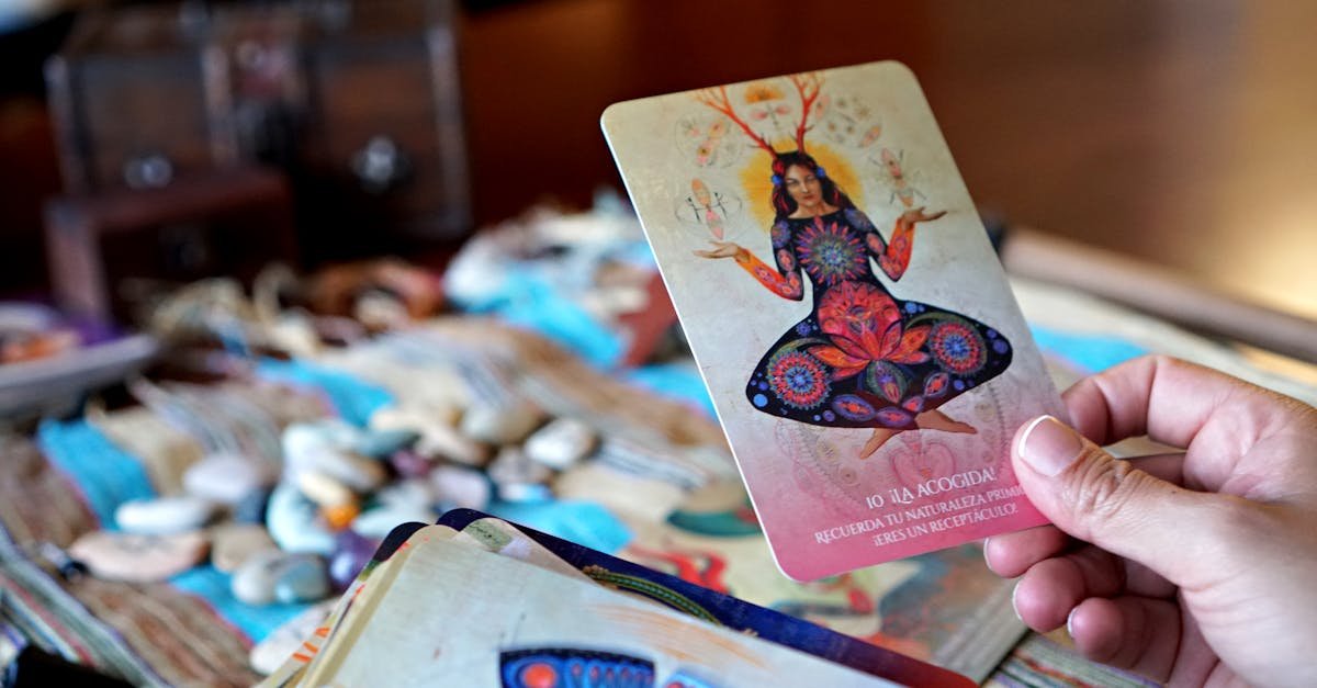découvrez l'art ancien de la divination, une pratique fascinante qui permet d'explorer les mystères du futur et de mieux comprendre le présent. plongez dans différents types de techniques divinatoires, telles que la tarologie, l'astrologie et la lecture des runes, et apprenez comment elles peuvent guider vos décisions et enrichir votre cheminement personnel.