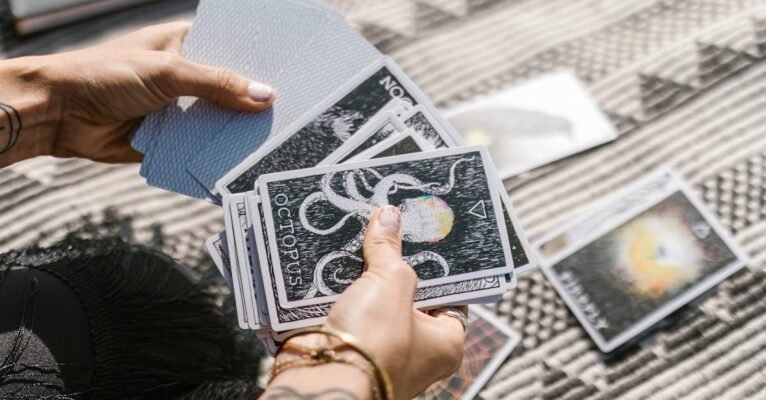 découvrez l'art ancien de la divination, ses techniques variées et ses pratiques fascinantes. explorez les méthodes telles que la cartomancie, l'astrologie et bien d'autres pour mieux comprendre votre avenir et éveiller votre intuition.