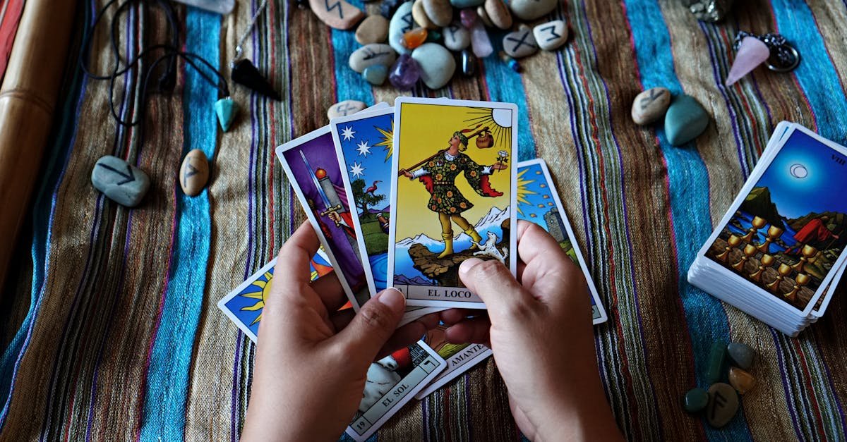 découvrez l'art ancien de la divination, une pratique mystique qui permet d'explorer l'avenir et de mieux comprendre le présent. plongez dans les différentes méthodes, des cartes de tarot aux runes, et apprenez comment ces techniques peuvent éclairer votre chemin de vie.