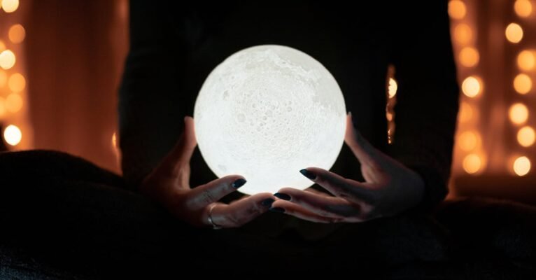 découvrez l'univers fascinant de la voyance avec nos experts en paranormal. que vous soyez à la recherche de conseils sur l'amour, le travail ou la spiritualité, nos médiums vous guident grâce à leurs compétences psychiques uniques pour éclairer votre chemin.