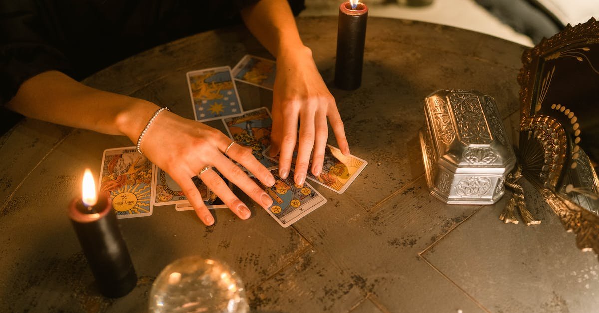 découvrez l'univers captivant du tarot : un outil puissant pour la divination et la connaissance de soi. apprenez à déchiffrer les arcanes, à interpréter les cartes et à explorer votre destinée à travers des tirages personnalisés. plongez dans cette pratique mystique et reconnectez-vous avec votre intuition.