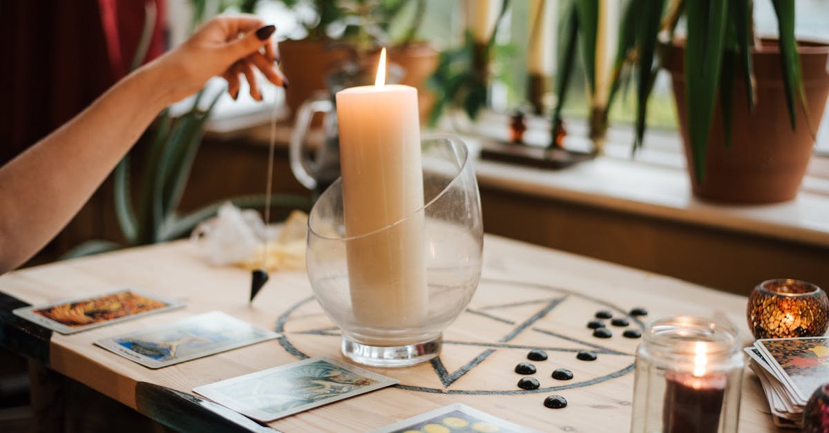 découvrez l'univers fascinant du tarot : un outil de divination et d'exploration personnelle. apprenez à interpréter les cartes, à développer votre intuition et à comprendre les messages de l'invisible. que vous soyez débutant ou praticien expérimenté, ce guide vous accompagnera dans votre voyage ésotérique.