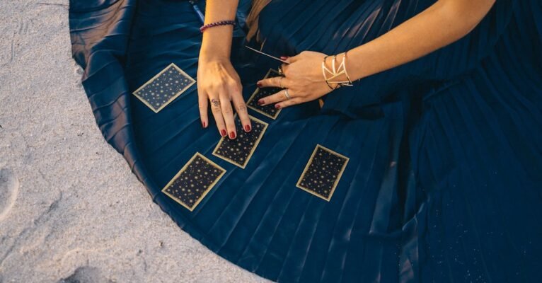 découvrez l'art ancien du tarot : une méthode fascinante de divination et d'auto-réflexion. explorez les significations des cartes, apprenez à interpréter les tirages et plongez dans l'univers mystique de cet outil rempli de sagesse.