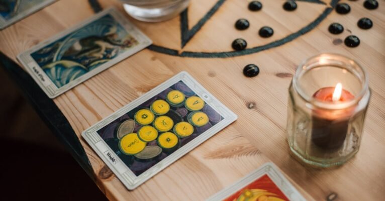 découvrez l'univers fascinant du tarot ! que vous soyez débutant ou expert, plongez dans l'art de la divination et explorez les significations des cartes. apprenez à interpréter les tirages et déchiffrez les messages de votre subconscient grâce à notre guide complet sur le tarot.