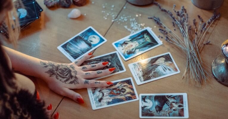découvrez l'art ancien de la divination, une pratique fascinante qui cherche à comprendre l'avenir et à éclairer les décisions. explorez les différentes méthodes de divination, telles que la tarologie, l'astrologie et la lithomancie, et plongez dans un monde mystique où intuition et symbolisme se rencontrent.