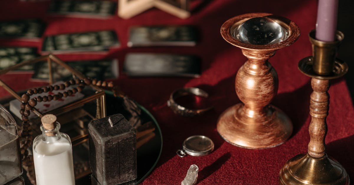 découvrez l'art fascinant de la divination, une pratique ancestrale qui explore les mystères de l'avenir à travers diverses techniques telles que la cartomancie, l'astrologie et la lecture des lignes de la main. plongez dans l'univers des signes et des interprétations pour éclairer votre chemin.