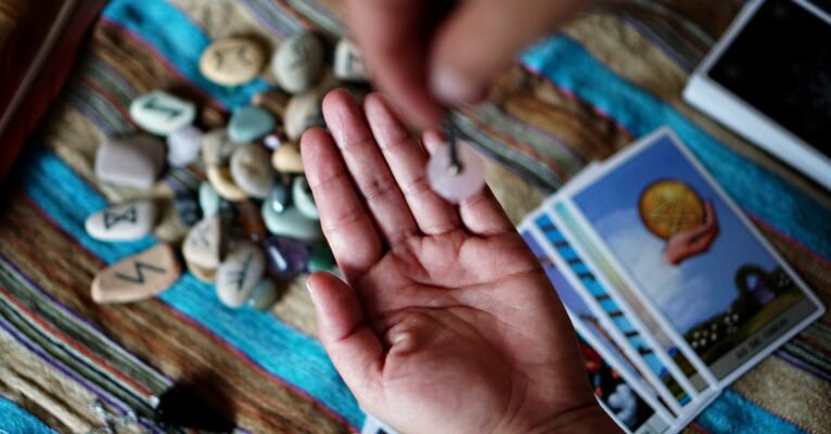 découvrez l'art de la divination avec un pendule. apprenez à interpréter les réponses de cet instrument ancestral pour guider vos décisions et explorer votre intuition. plongez dans le monde mystique de la pendulation.
