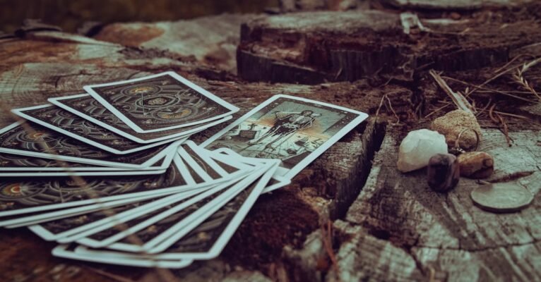 découvrez l'art de la divination avec la voyance. nos experts vous guident à travers les mystères de votre avenir, en vous offrant des lectures de tarot, d'astrologie et bien plus. plongez dans l'univers fascinant de la fortune et révélez ce que les étoiles ont en réserve pour vous.