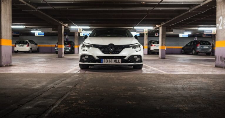 découvrez la nouvelle renault mégane, alliant design moderne, technologies avancées et performances fluides. explorez ses caractéristiques innovantes et profitez d'une expérience de conduite inégalée.